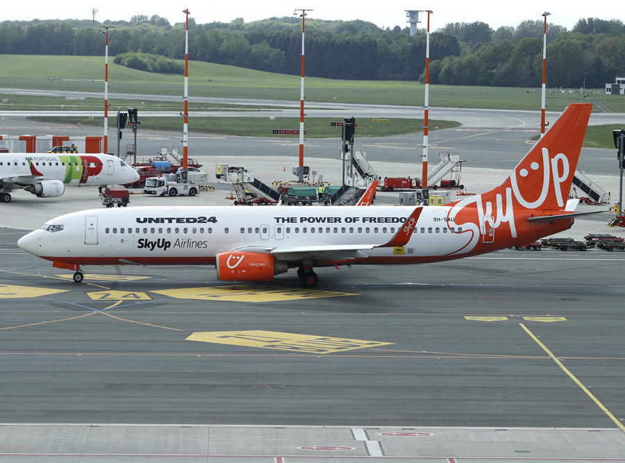 B737-800 9H-SAU 