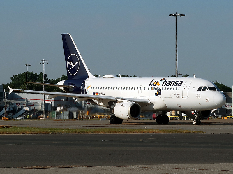 D-AILU (LGW 15-06-23) FB.jpg