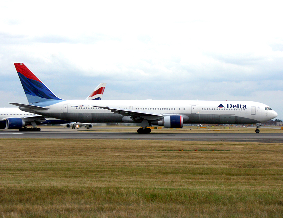 B767-400 N825MH