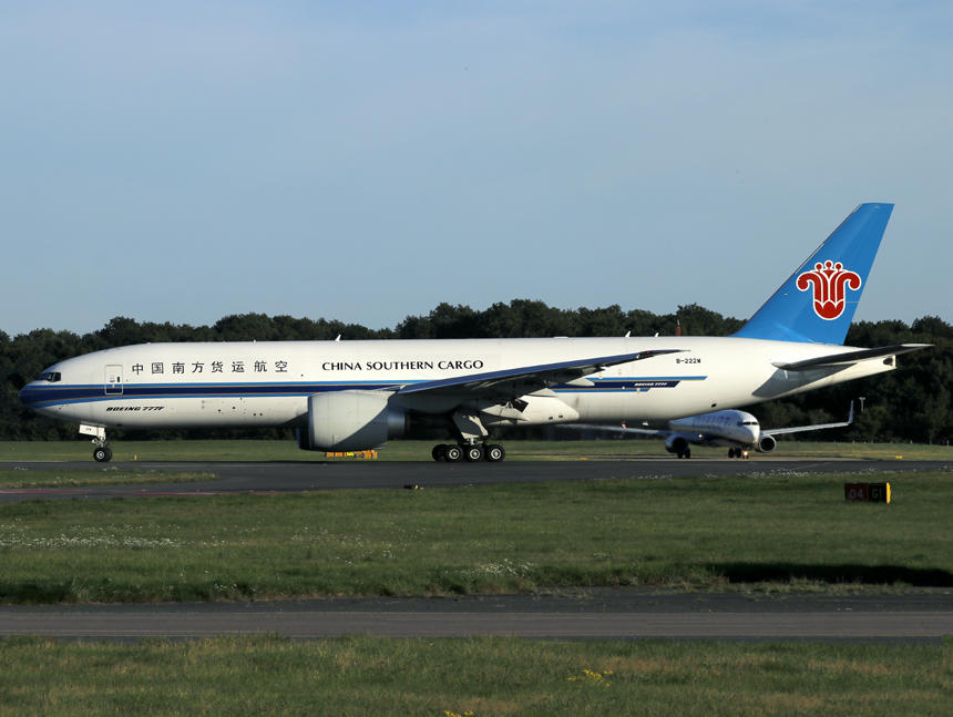 B777-200 B-222W
