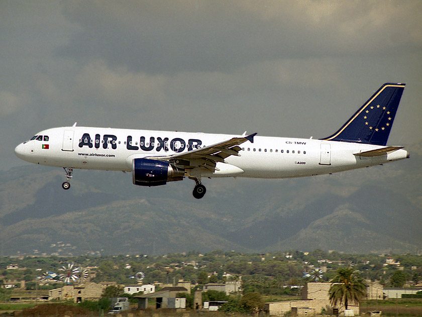A320-200 CS-TMW 