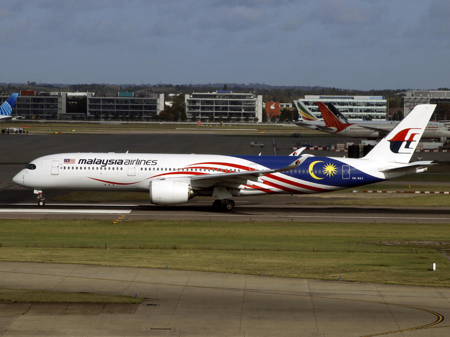 Airbus A350-941 9M-MAC 