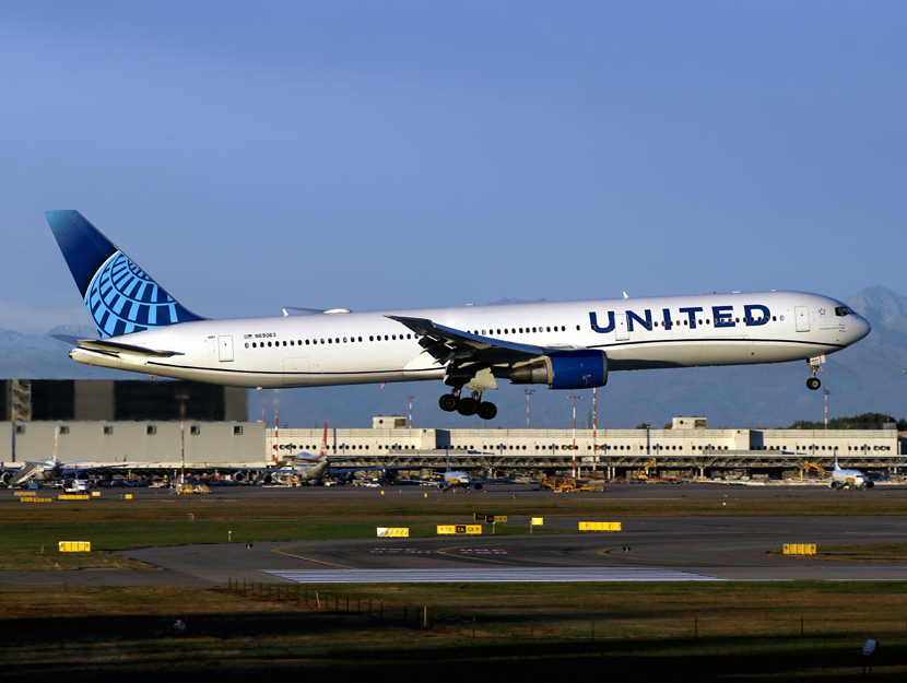 B767-400 N69063 