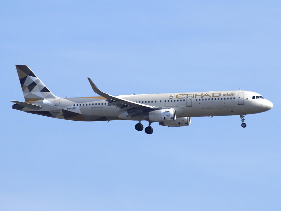 Airbus A321-200 A6-AEE 