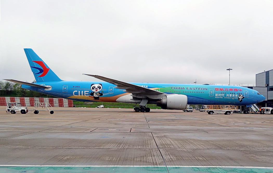 Boeing 777-300 B-2002