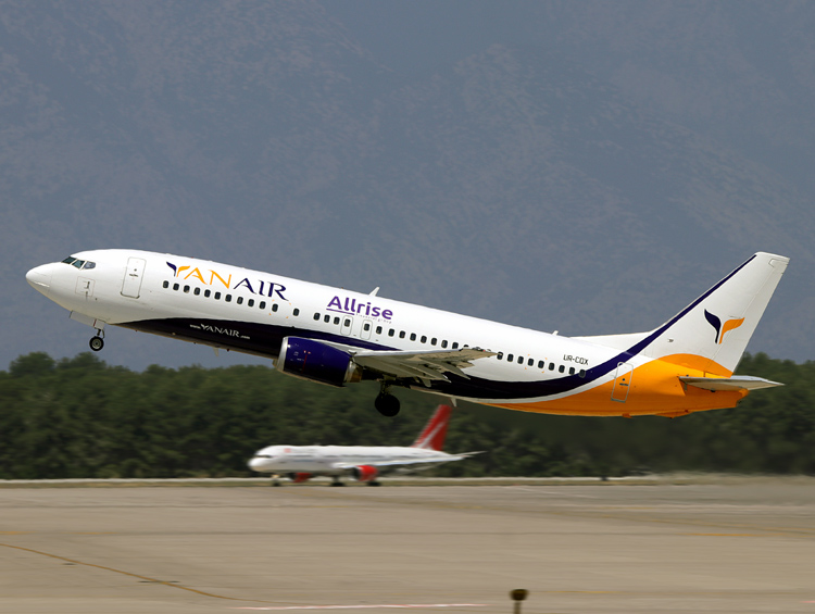 B737-400 UR-CQX