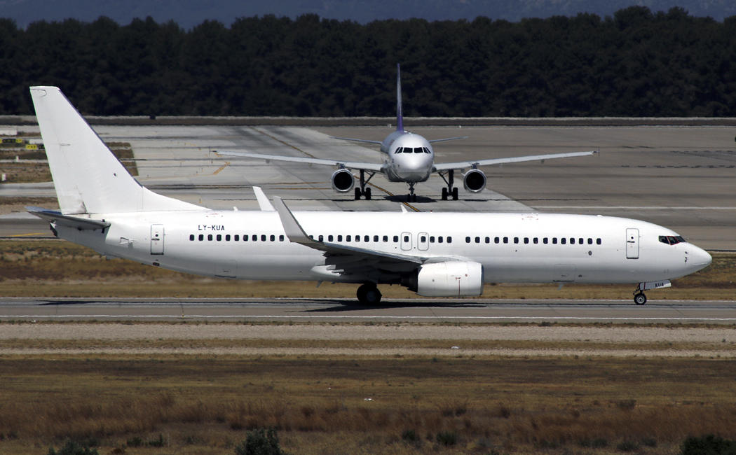 B737-800(WL) LY-KUA