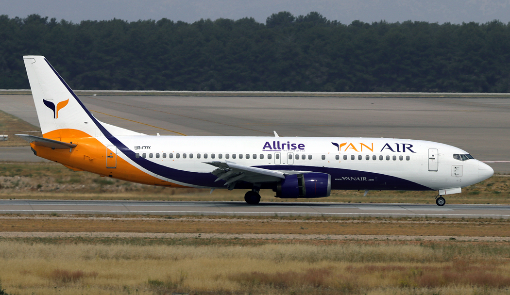Boeing 737-400 UR-CQX 
