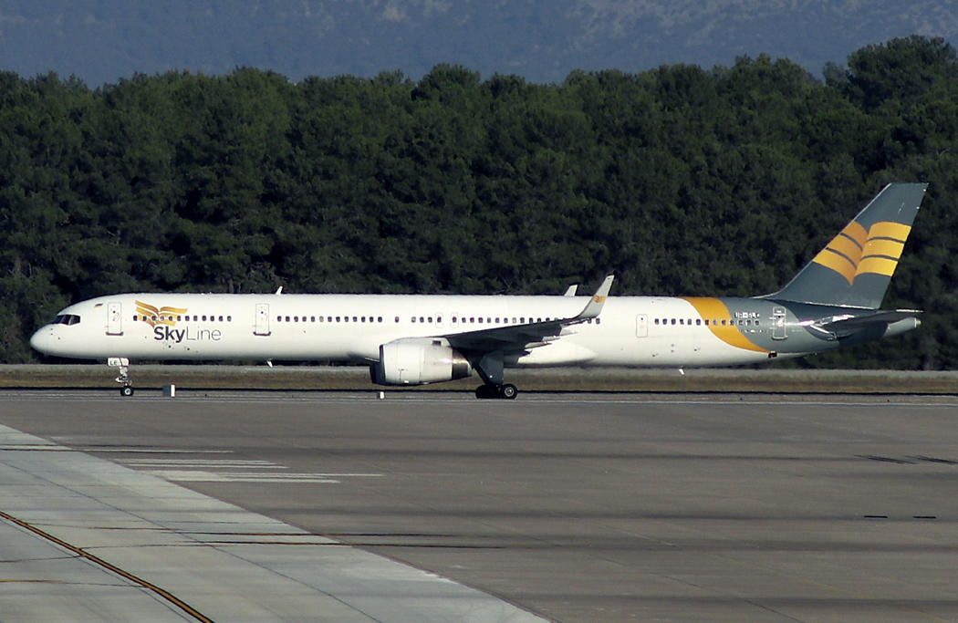 B757-330 UR-SLE