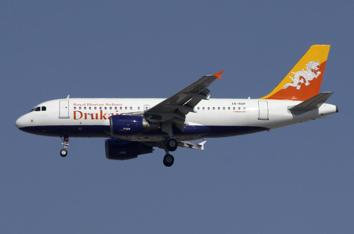 Airbus A319 A5-RGF
