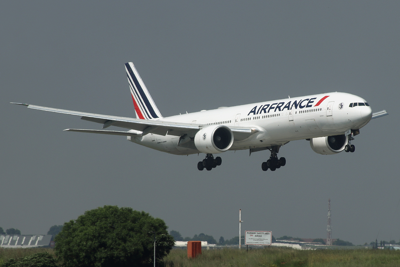 B777-300(ER) F-GZNT