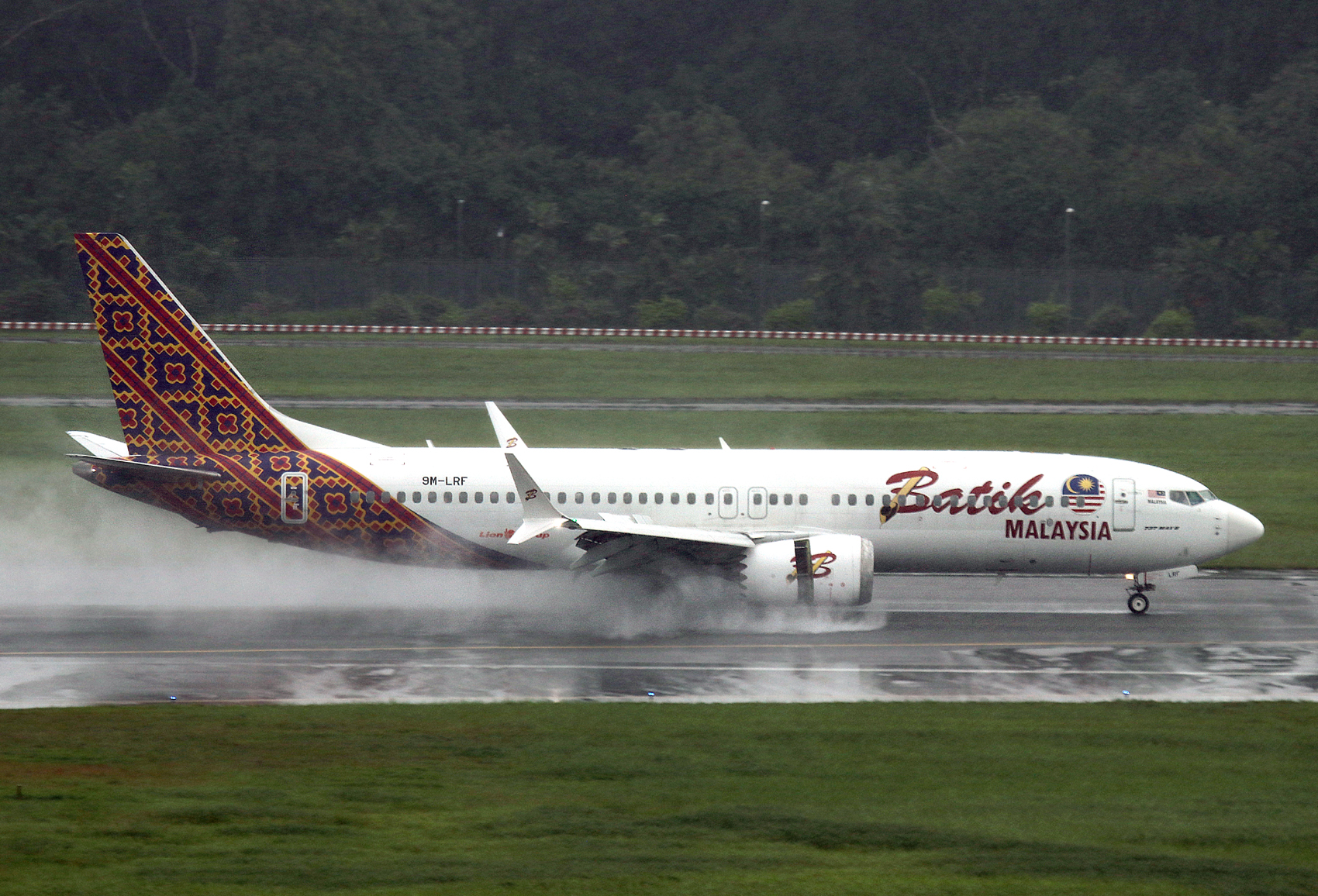 B737 8-MAX 9M-LRF