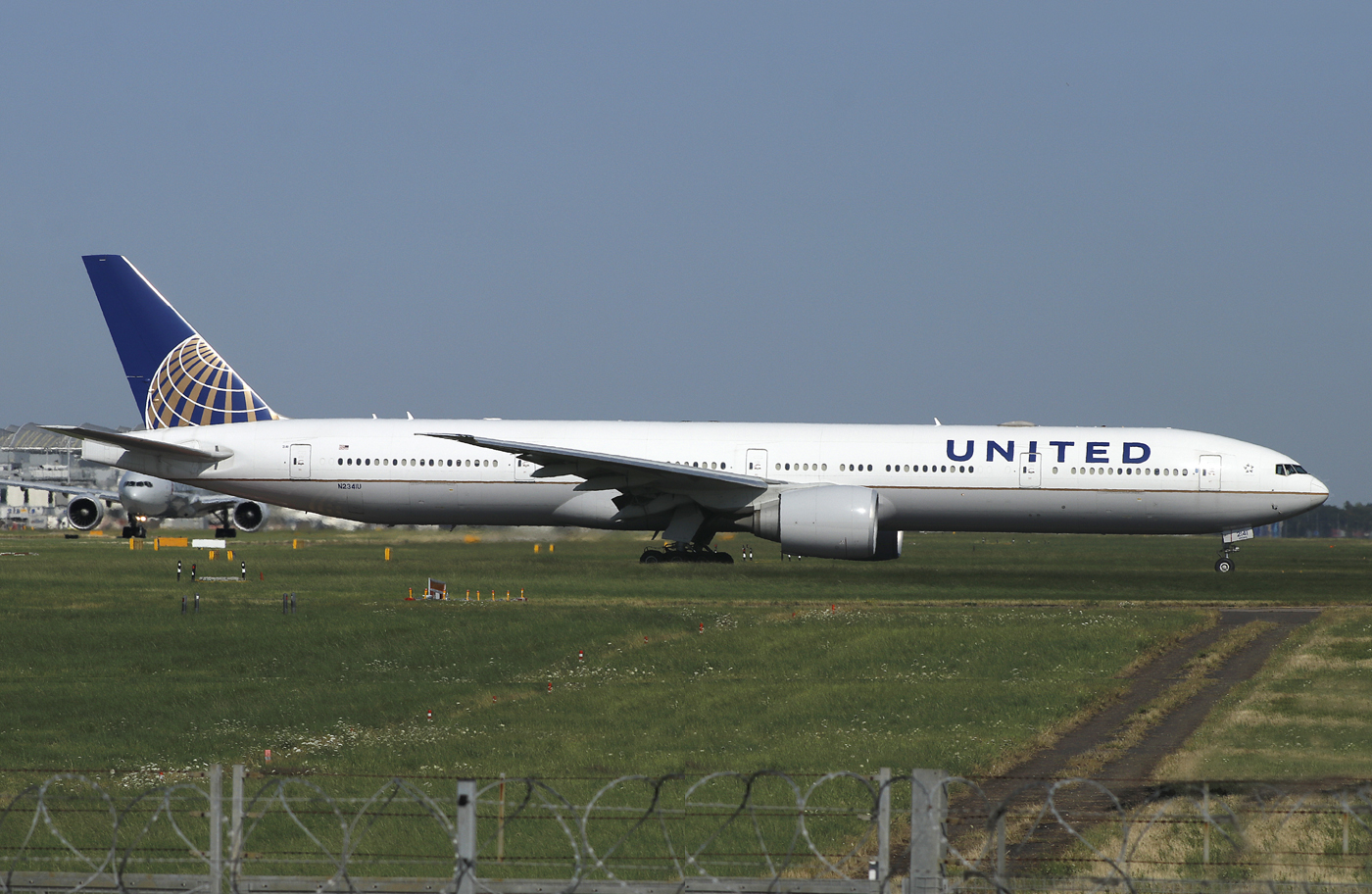 Boeing 777-300(ER) N2341U