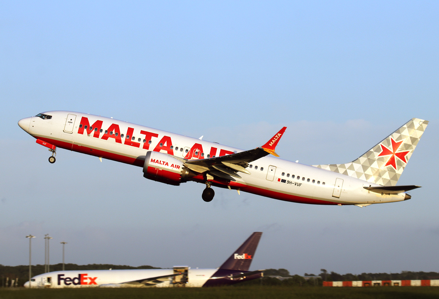 B737-8 MAX 9H-VUF 