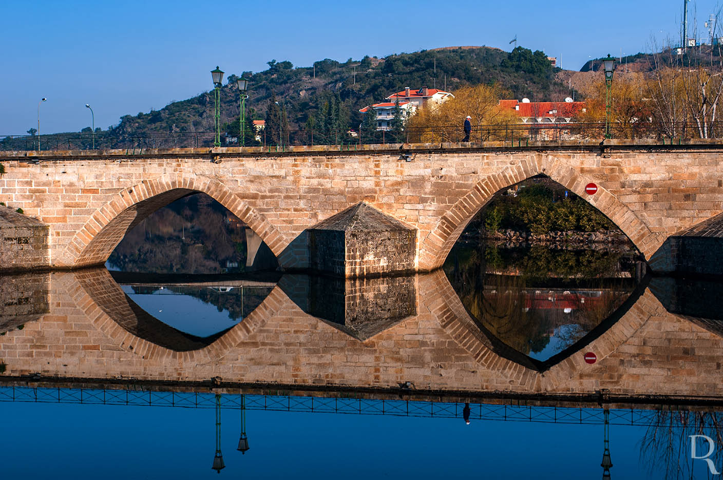 Ponte Velha Sobre o Rio Tua (MN)