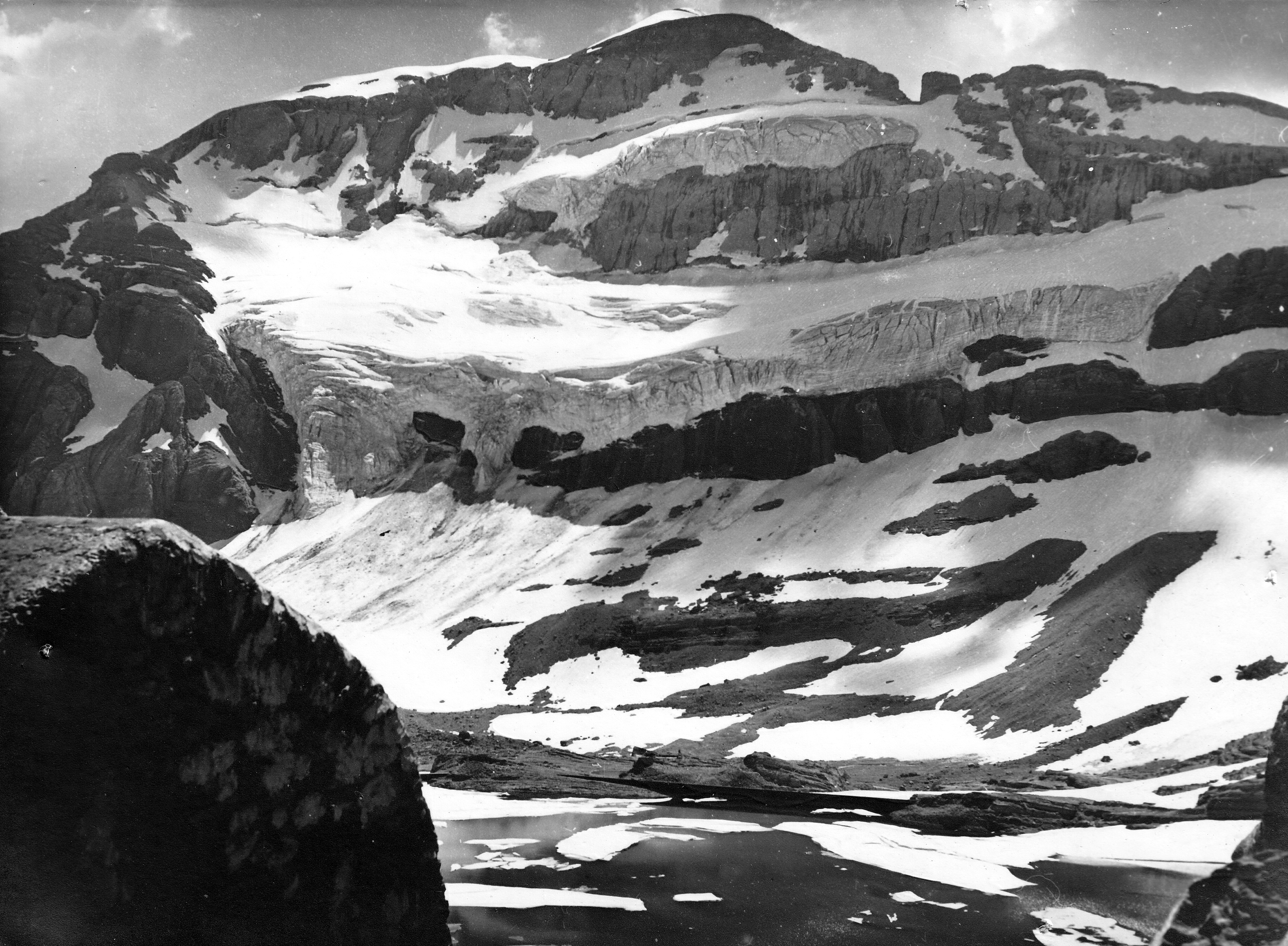 Face Nord du Mont-Perdu vue du refuge de Tuquerouye dans les annes 1930
