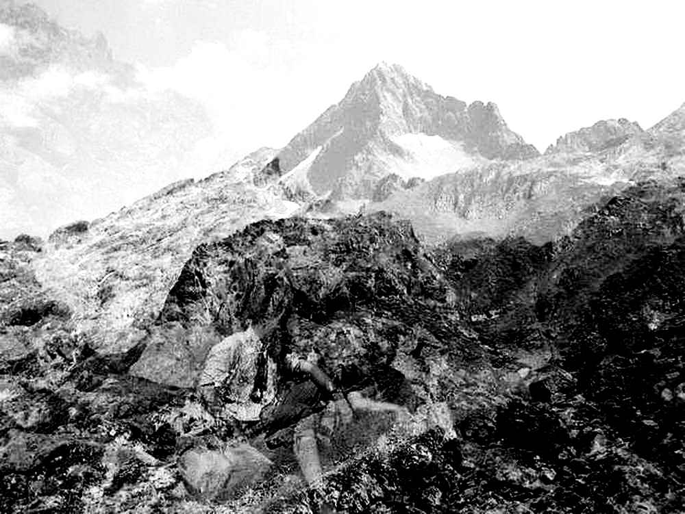 Aot 1961 : Notre Passage dOrteig. Les explorateurs, ptrifis, arrivent en vue du Palas - Rcit