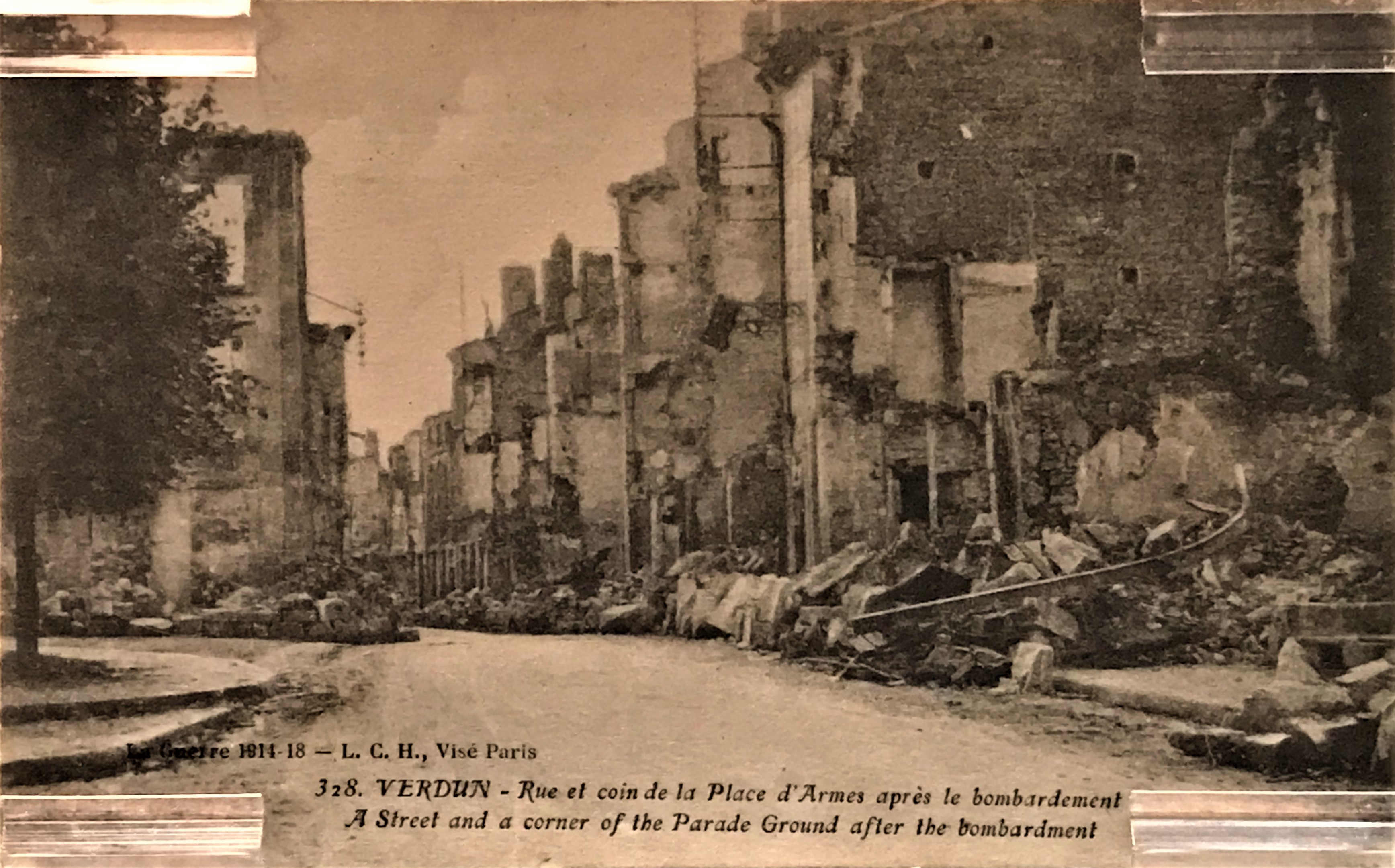 Rue et coin de la Place dArmes apres le bombardement