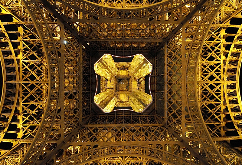Sous la Tour Eiffel.