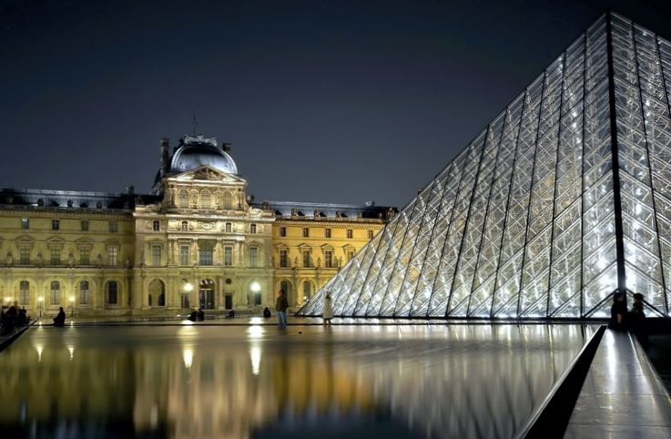 Le Louvre la nuit.