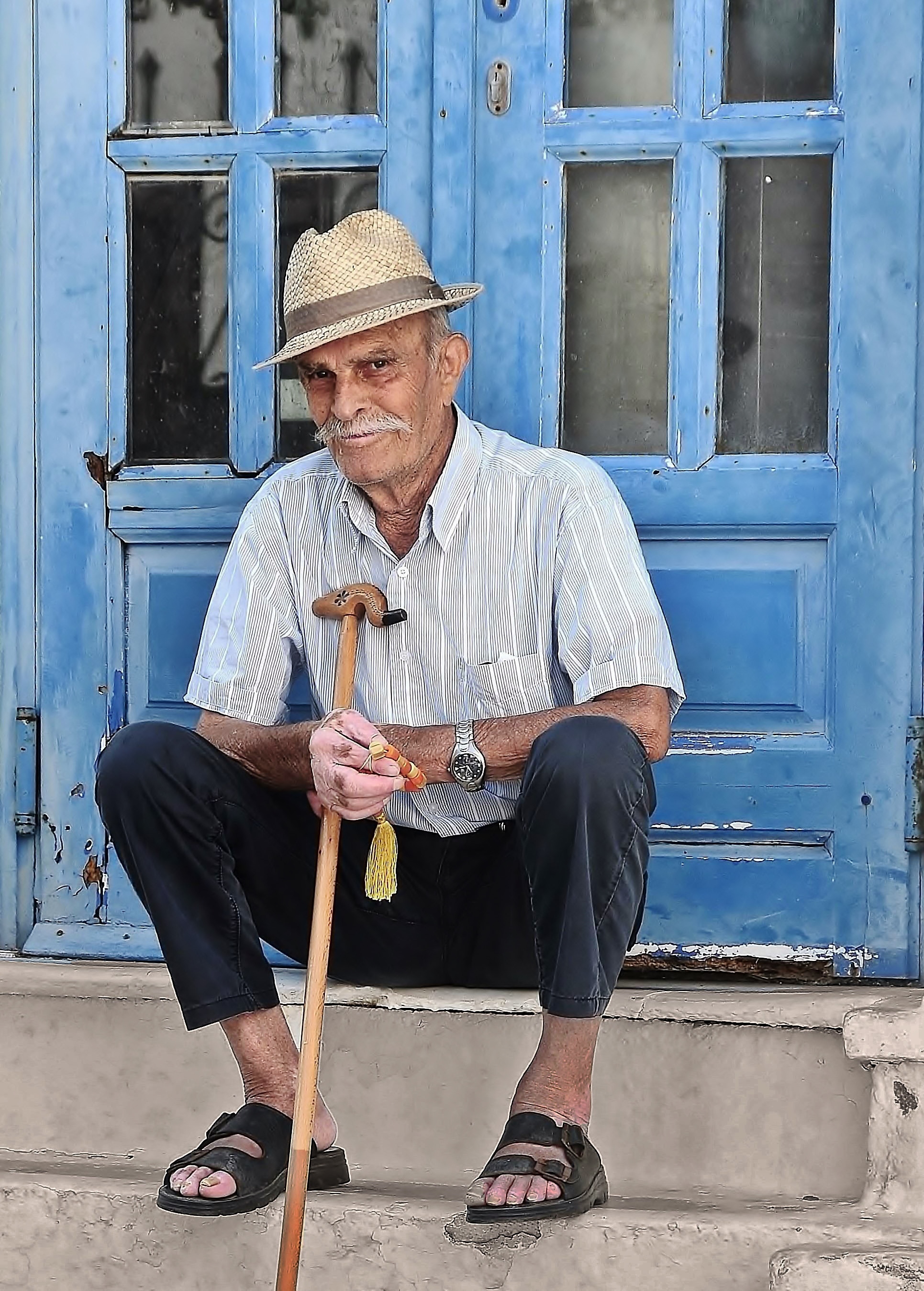 Old man in the pavements of Chora, Ios.