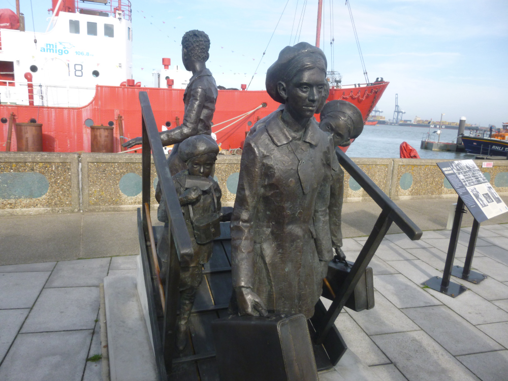 Statue of Kinderchildren arriving in Harwich