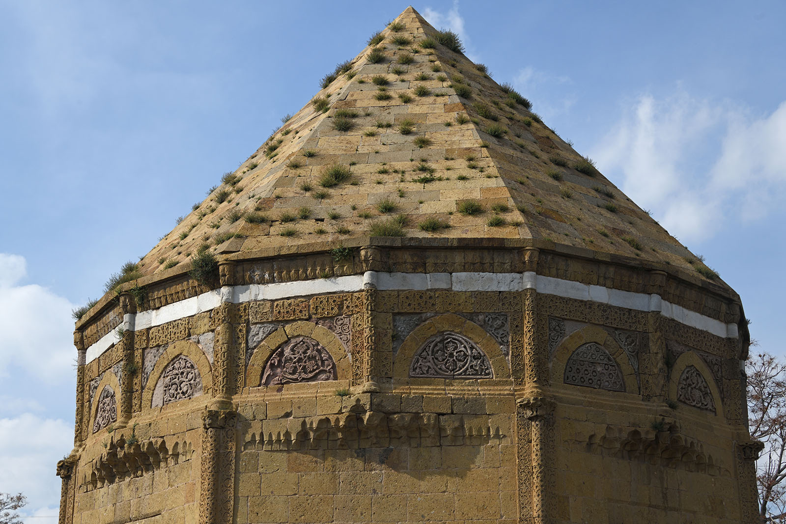 Nigde Hudavent Hatun mausoleum 1280.jpg