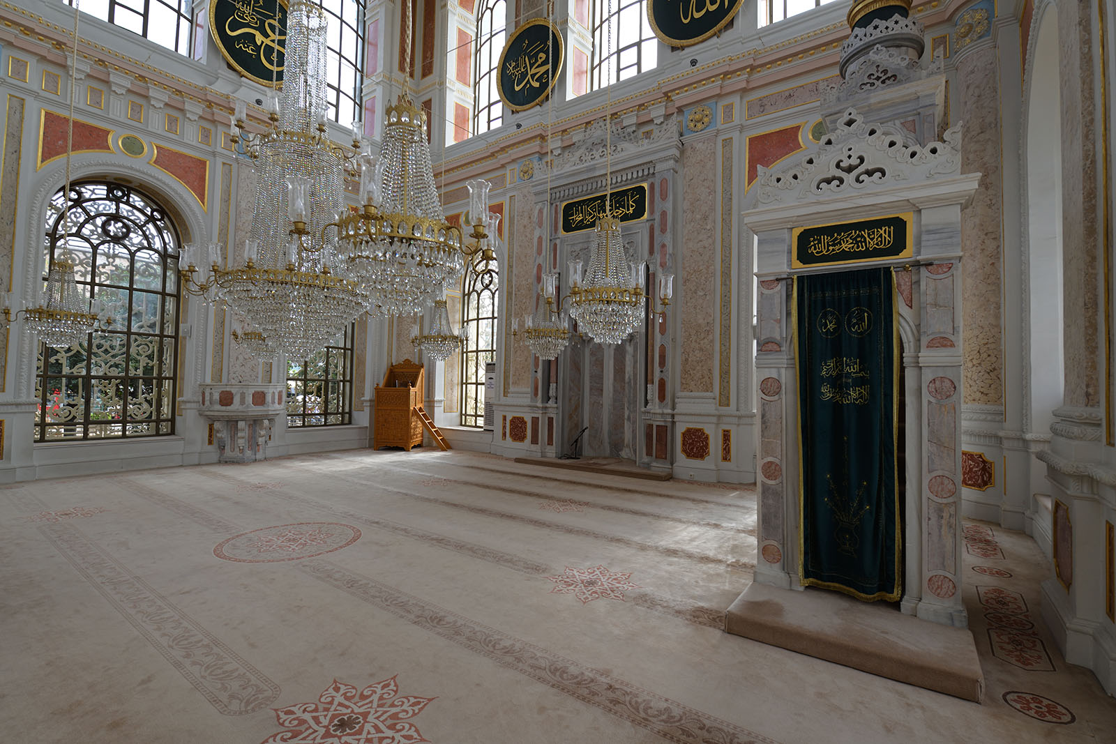 Istanbul Ortakoy Mosque oct 2019 7331.jpg