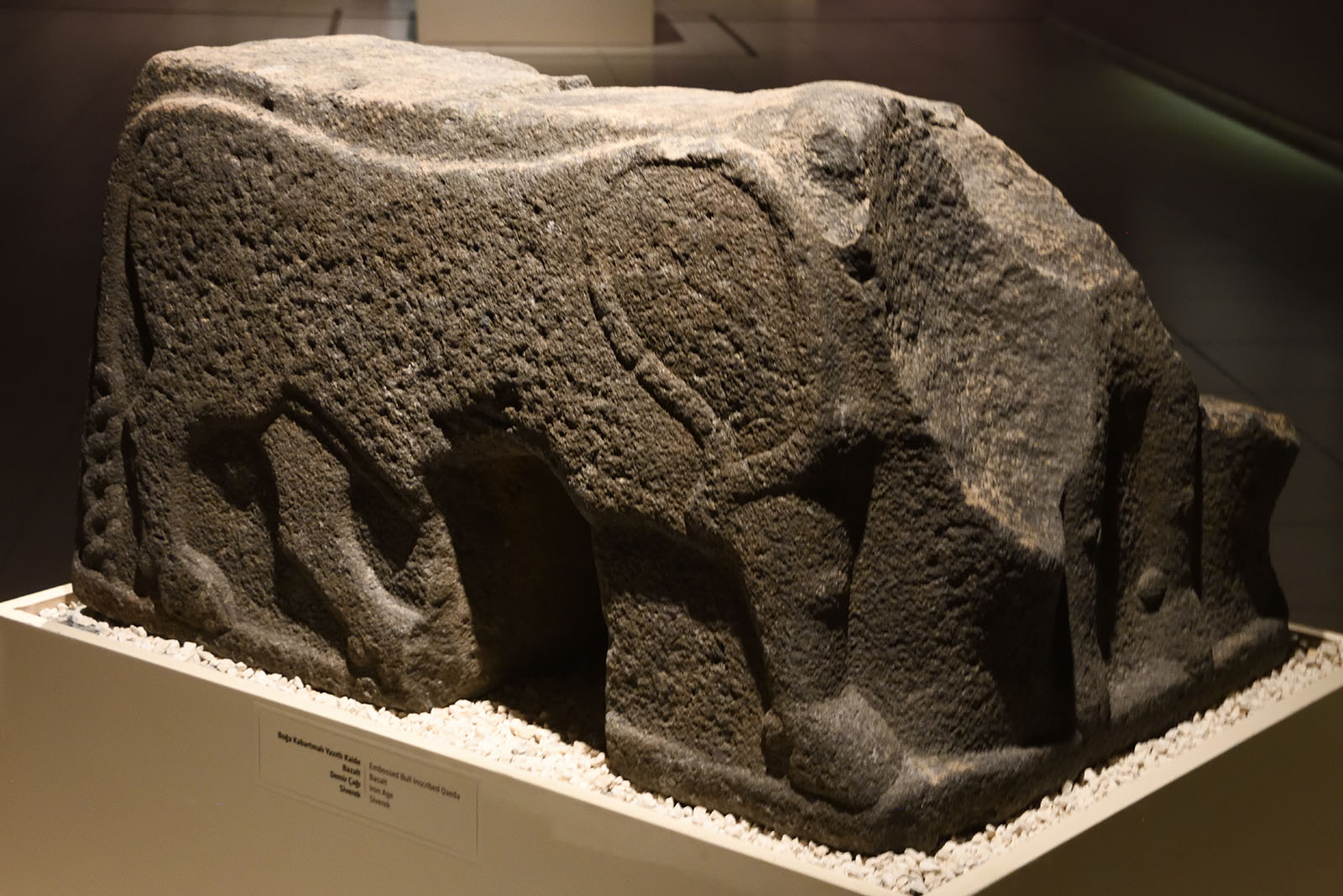 Urfa museum Embossed inscribed bull base sept 2019 4855.jpg