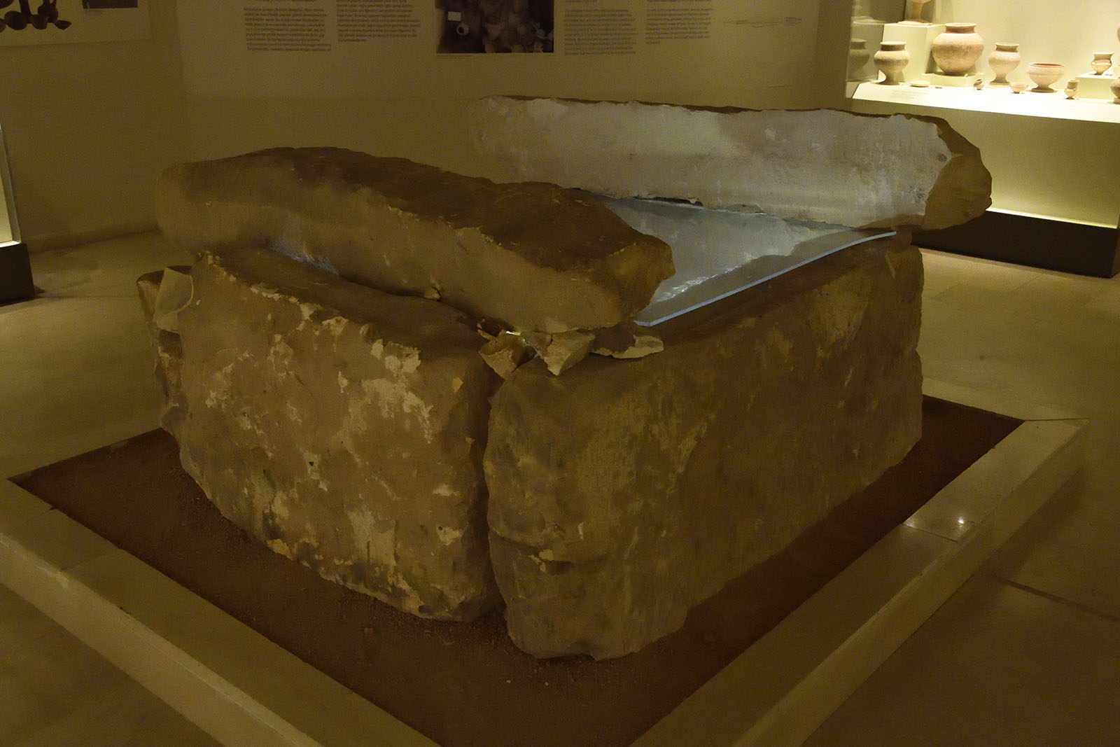 Gaziantep Archaeology museum Early Bronze Age tomb sept 2019 4256.jpg