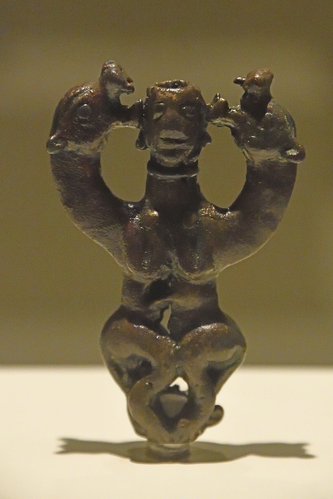 Gaziantep Archaeology museum Needle head with animal figure sept 2019 4376.jpg