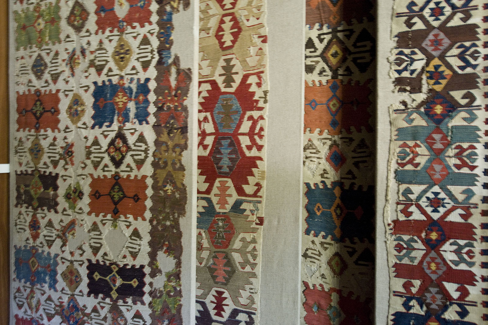 Konya Sahip Ata Vakıflar Eserleri Müzesi kilims 4556.jpg