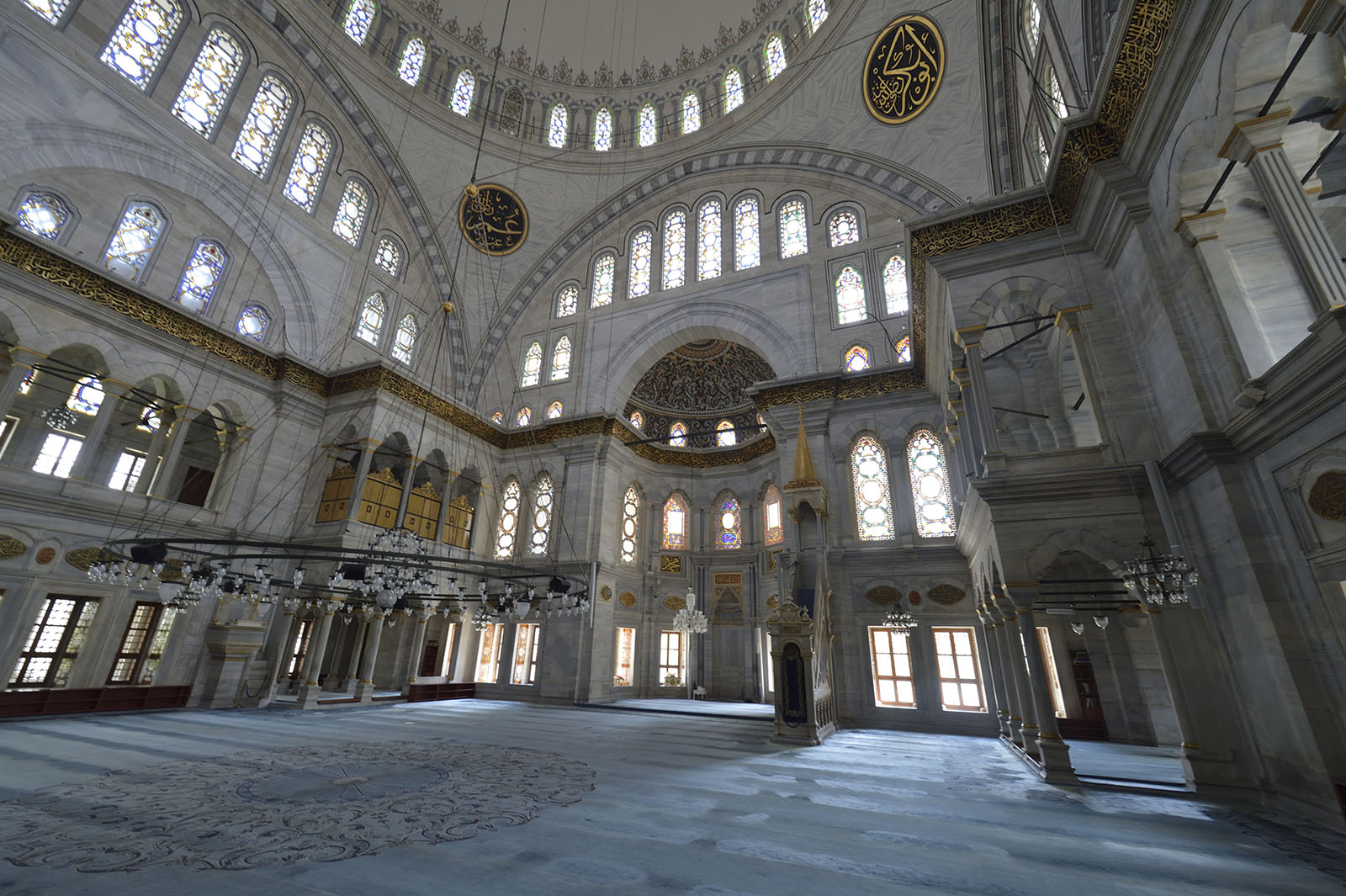 Istanbul Nuruosmaniye Mosque interior 0591.jpg