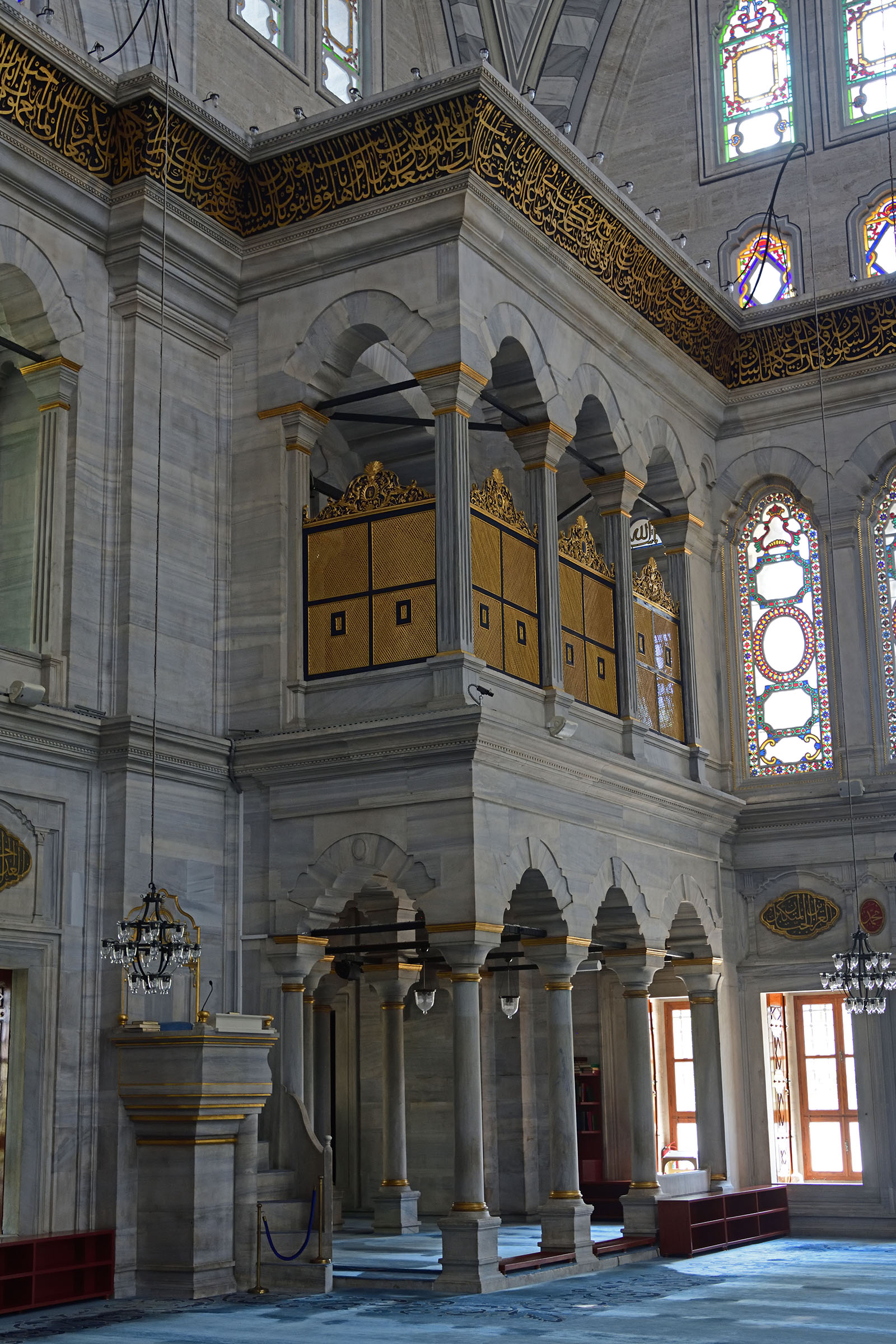 Istanbul Nuruosmaniye Mosque interior 4638.jpg