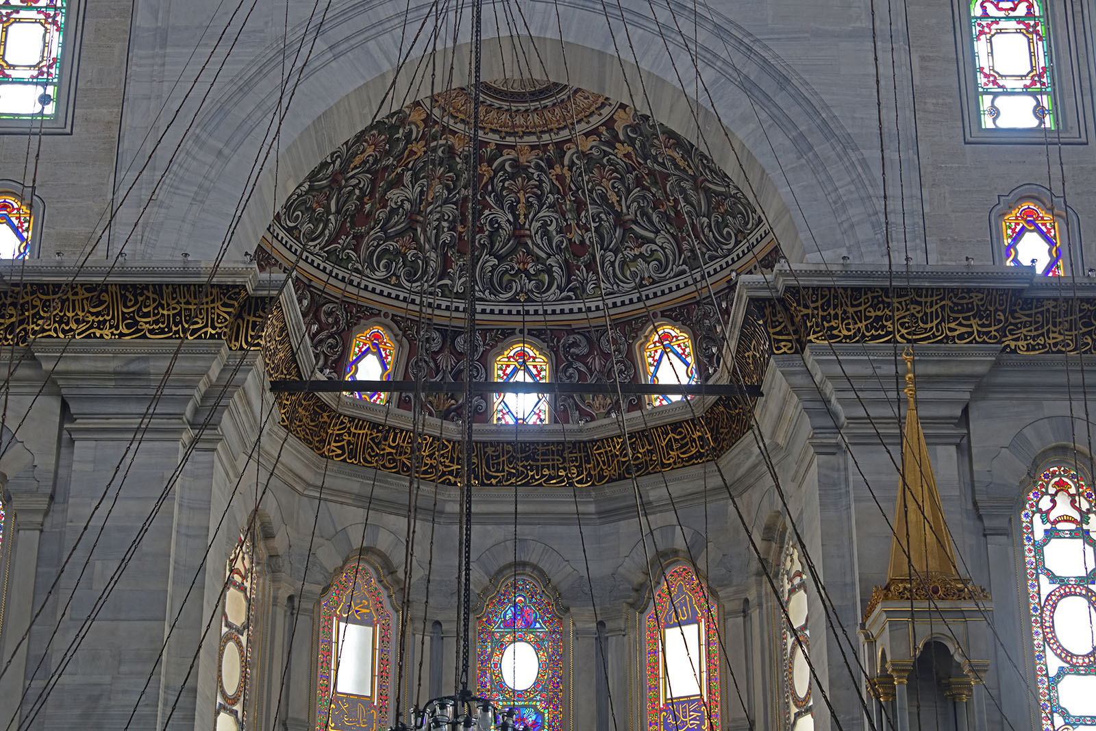 Istanbul Nuruosmaniye Mosque interior 4637.jpg