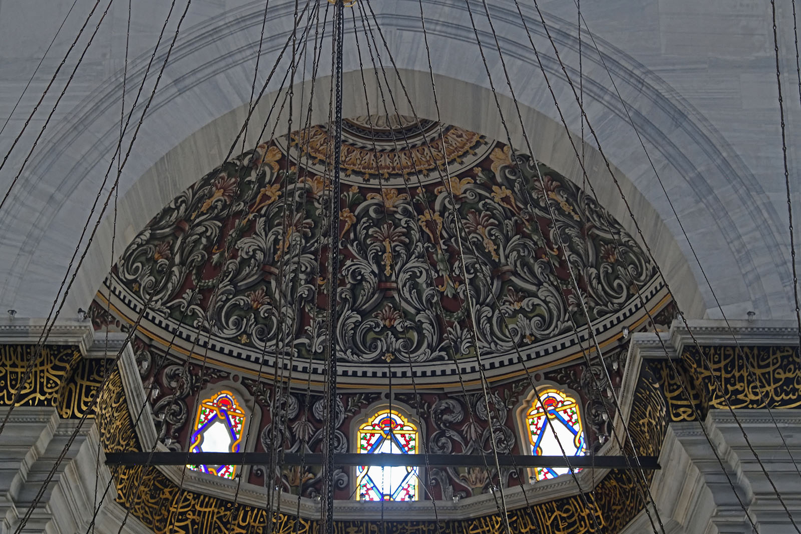 Istanbul Nuruosmaniye Mosque interior 4636.jpg