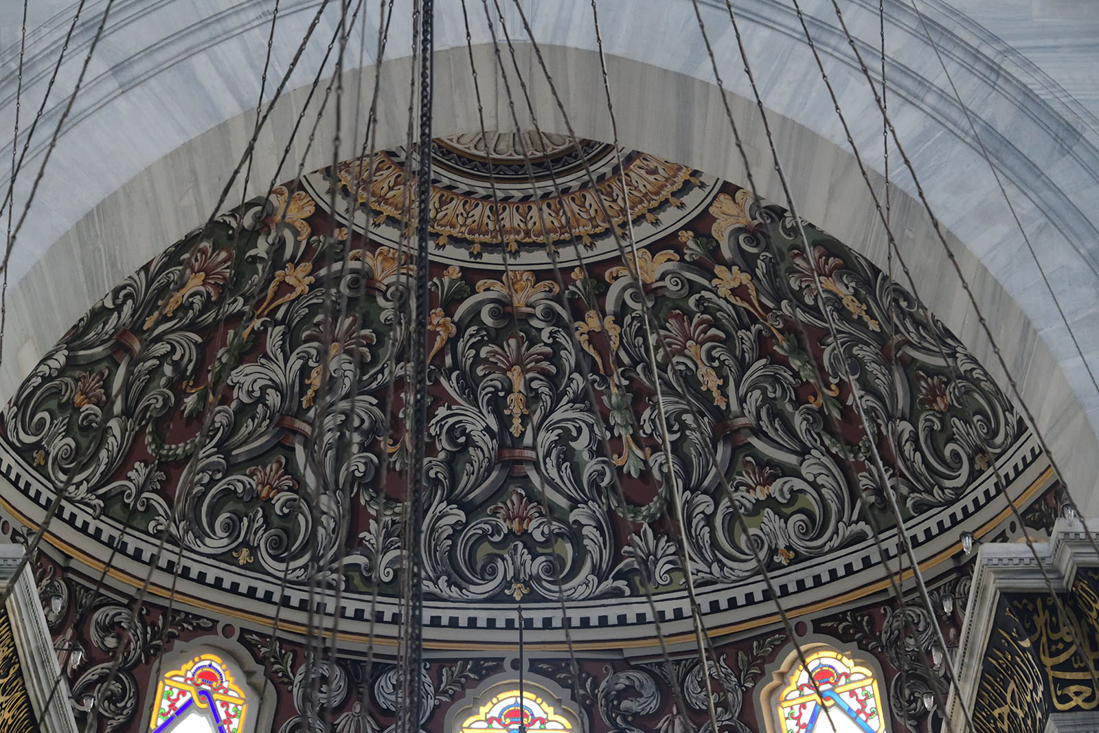 Istanbul Nuruosmaniye Mosque interior 4635.jpg