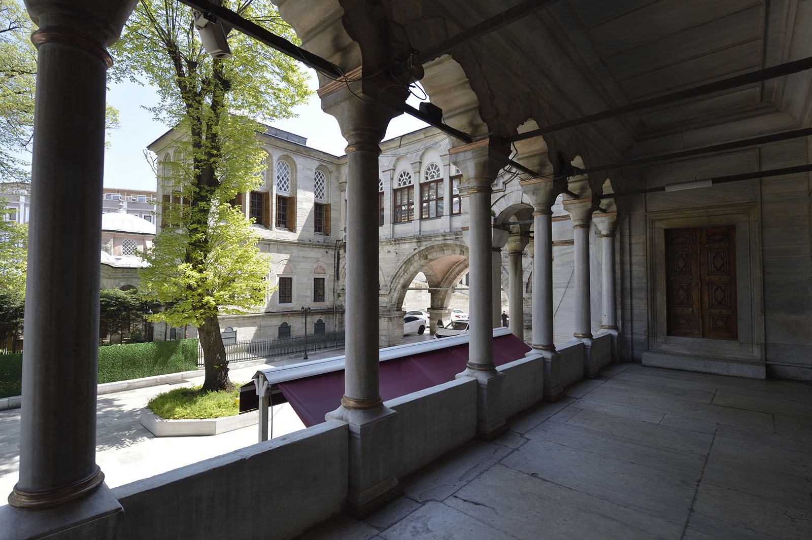 Istanbul Nuruosmaniye Mosque exterior east flan k with view of Royal Pavilion 0578.jpg