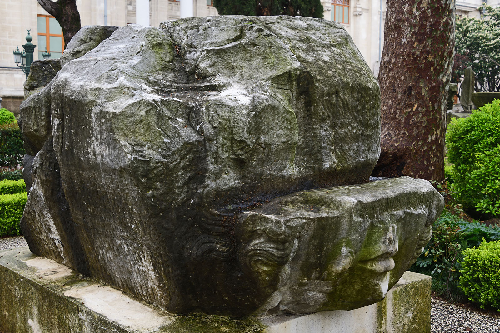 Istanbul Archaeology Museum Medusa Head keystone 4th C CE 2899.jpg