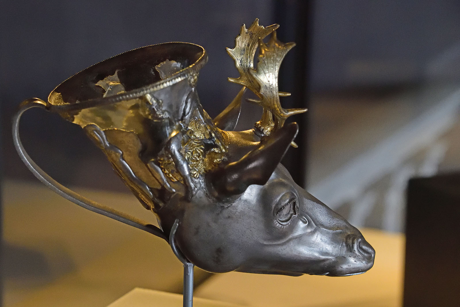 Istanbul Archaeology Museum Stags head rhyton 4th-3rd C BCE 2992.jpg