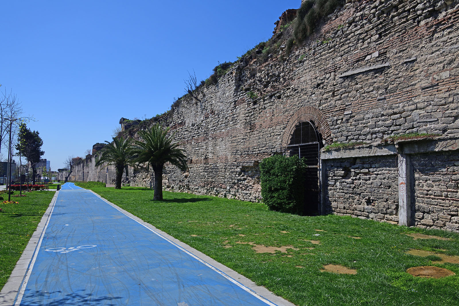 Istanbul Park along wall north of Wall to Mevlanakapı 3073.jpg