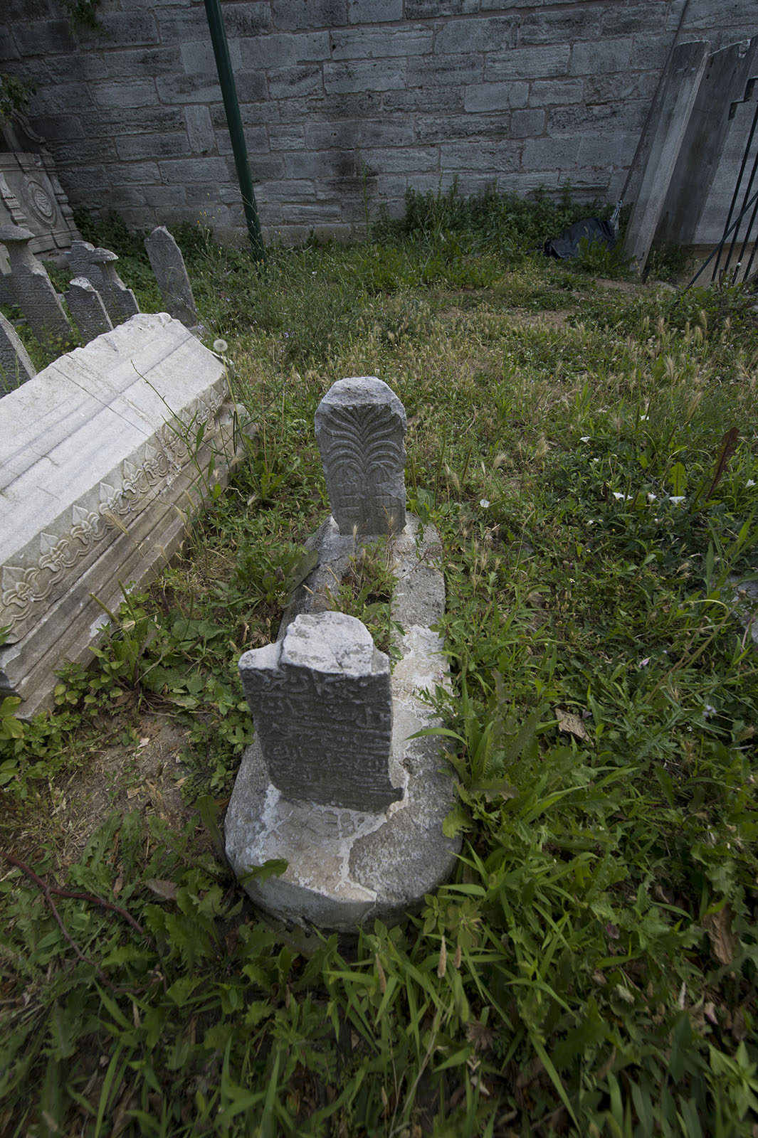 Istanbul Şehzade complex Lone grave in 2015 1397.jpg