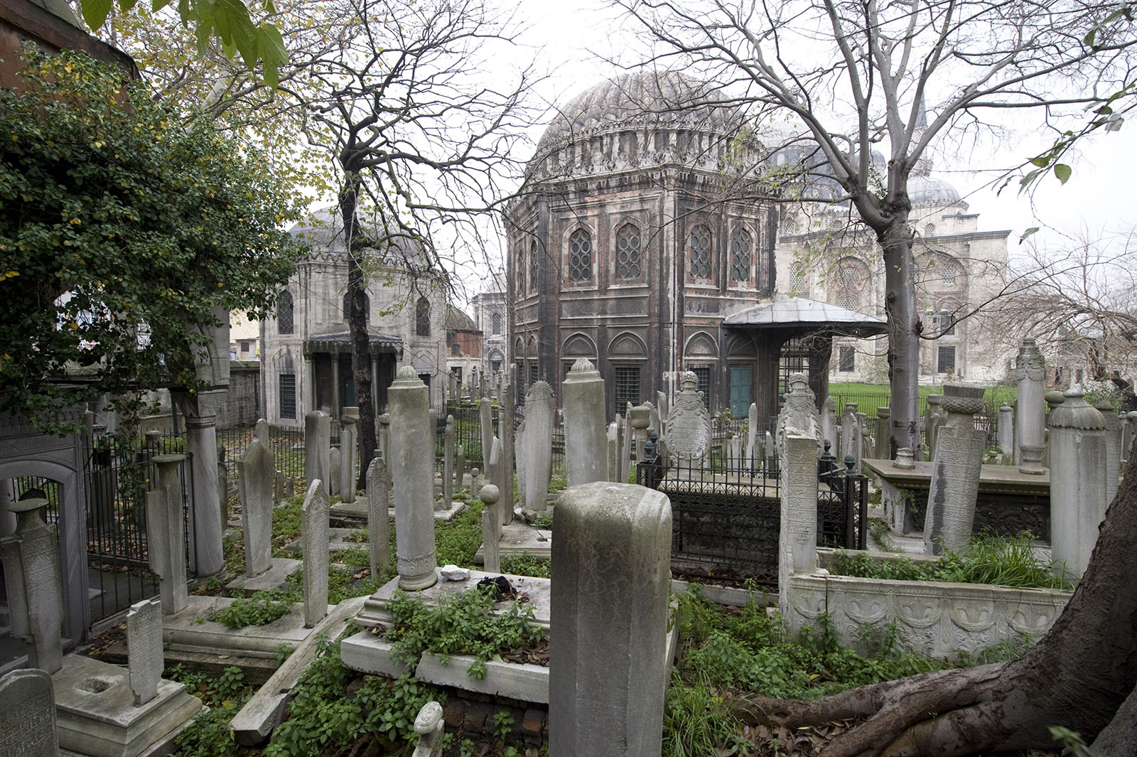 Istanbul Şehzade complex Tomb of Fatma Sultan (L)  Rstem Pasha (C) and Şehzade Mehmed (R) in 2008 7089.jpg