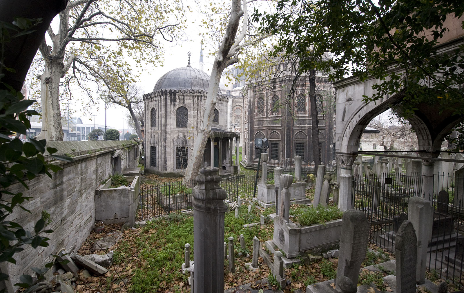 Istanbul Şehzade complex Tomb of Rstem Pasha (L) and Şehzade Mehmed (M) and Fatma Sultan (R) in 2008 7091.jpg