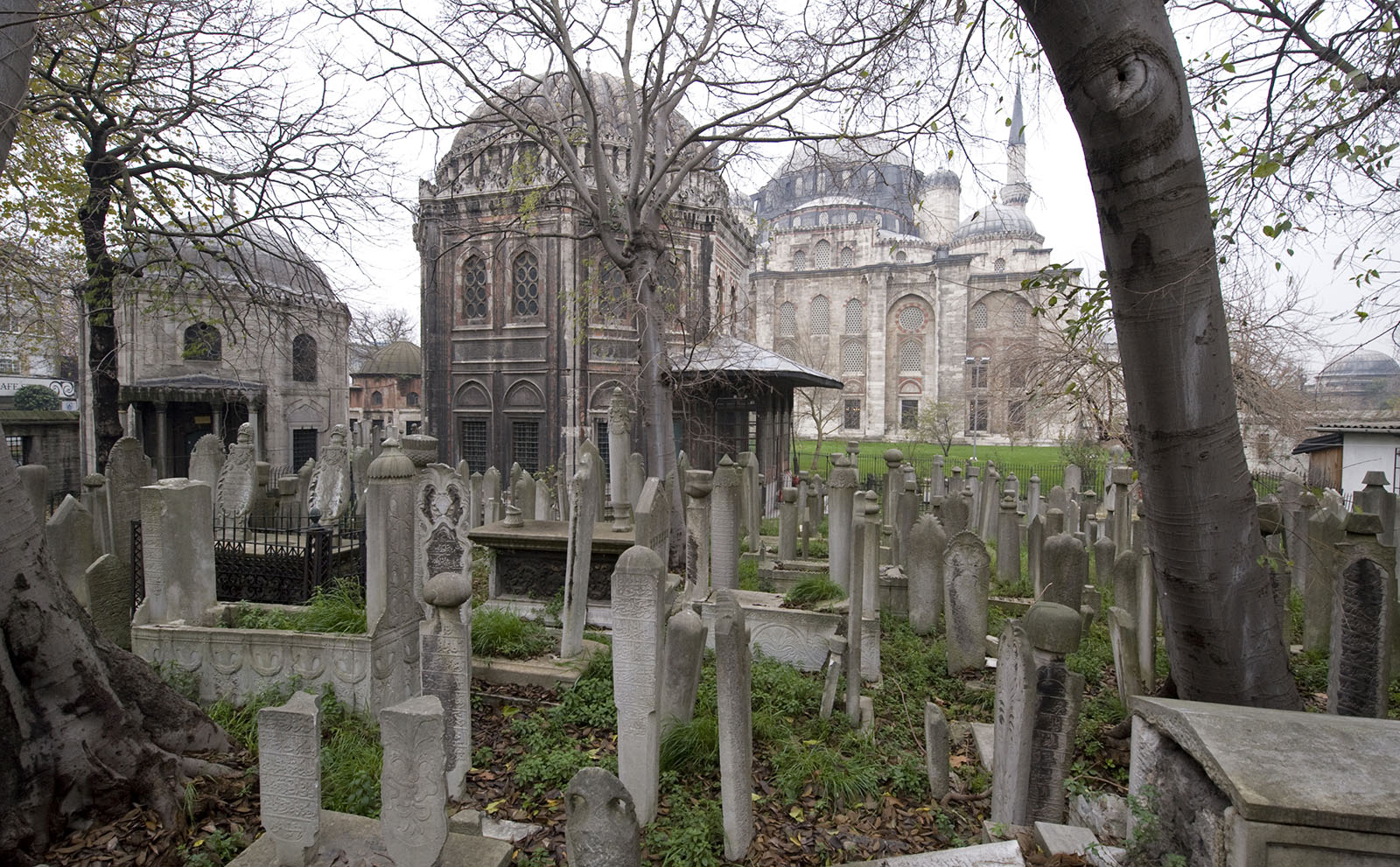 Istanbul Şehzade complex Tomb of Rstem Pasha (L) and Şehzade Mehmed (R) in 2008 7090.jpg