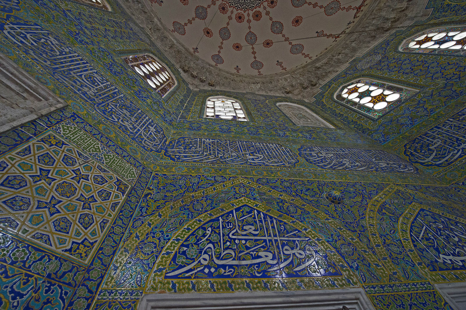 Istanbul Şehzade complex Tomb of Şehzade Mehmed interior Cuerda seca tiles in 2015 1386.jpg