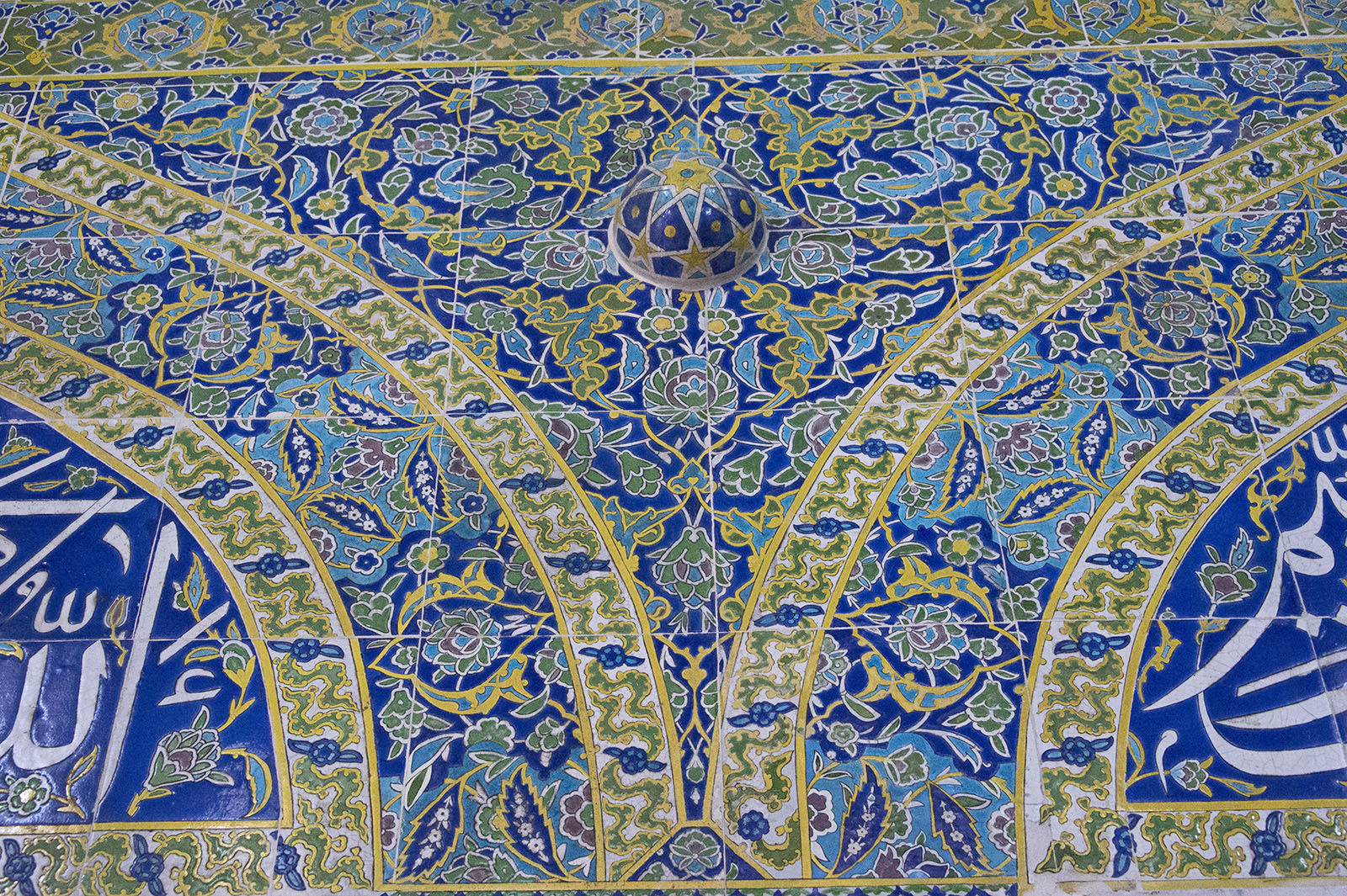 Istanbul Şehzade complex Tomb of Şehzade Mehmed interior Cuerda seca tiles in 2015 1381.jpg