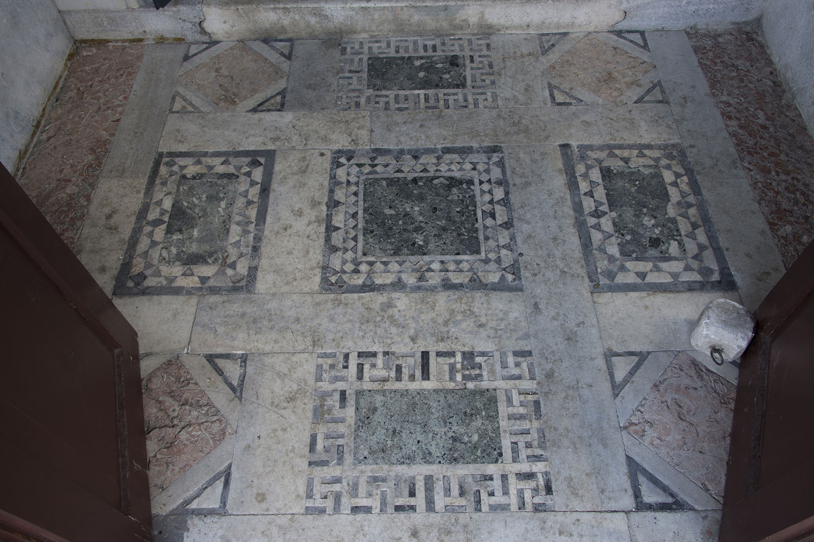 Istanbul Şehzade complex Tomb of Şehzade Mehmed interior Entrance pavement in 2015 1364.jpg