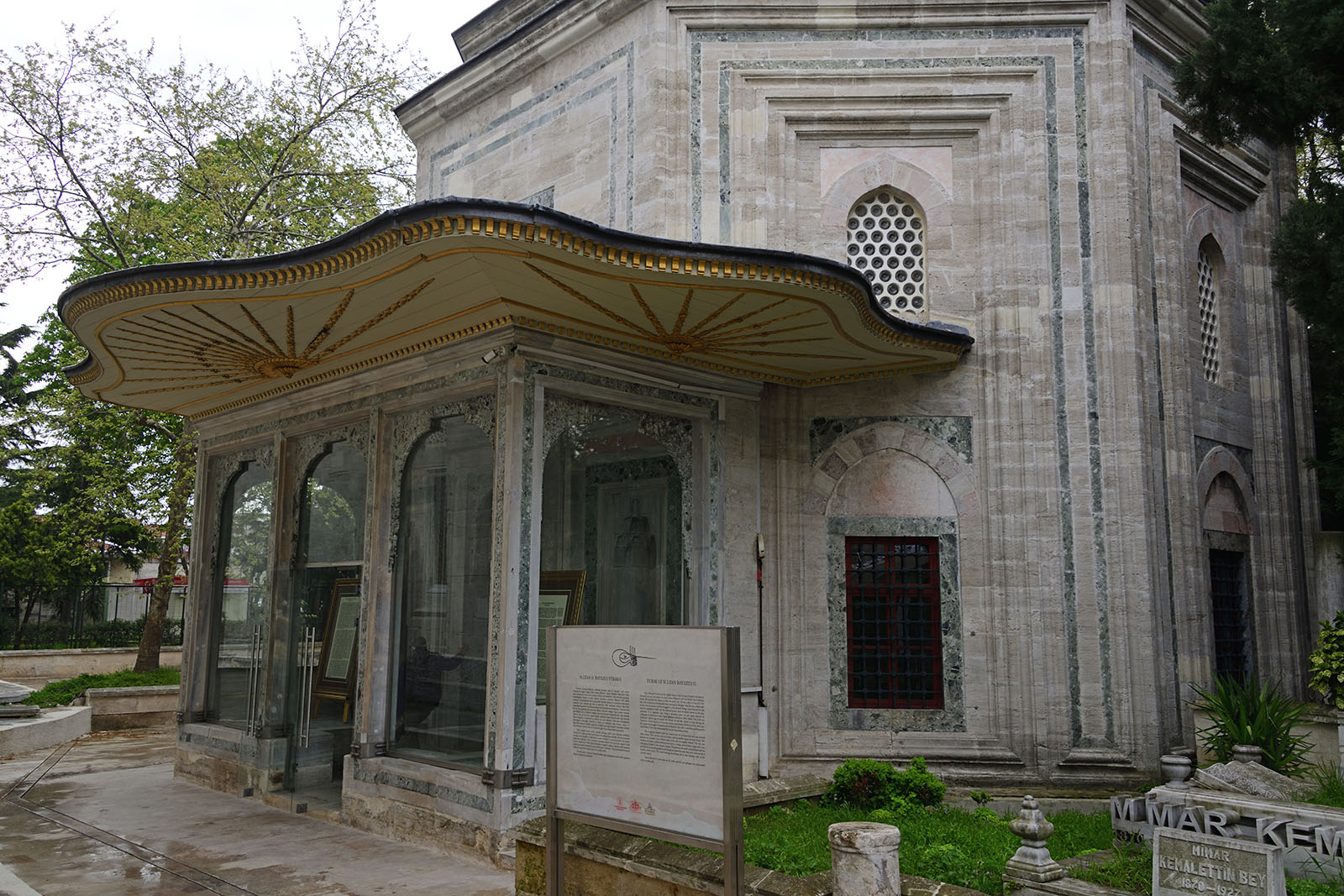 Istanbul Sultan Bayezid Trbesi 3745.jpg
