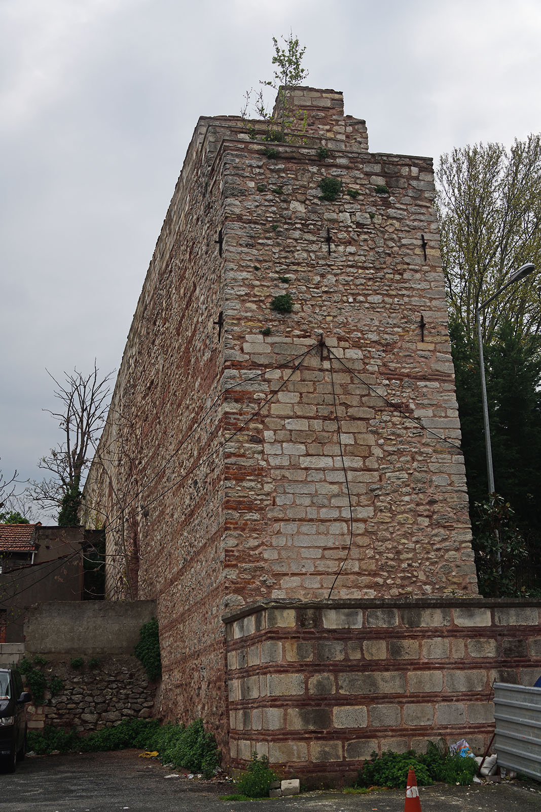 Istanbul Valens Aqueduct seen in Delikanlı Sk. 3804.jpg